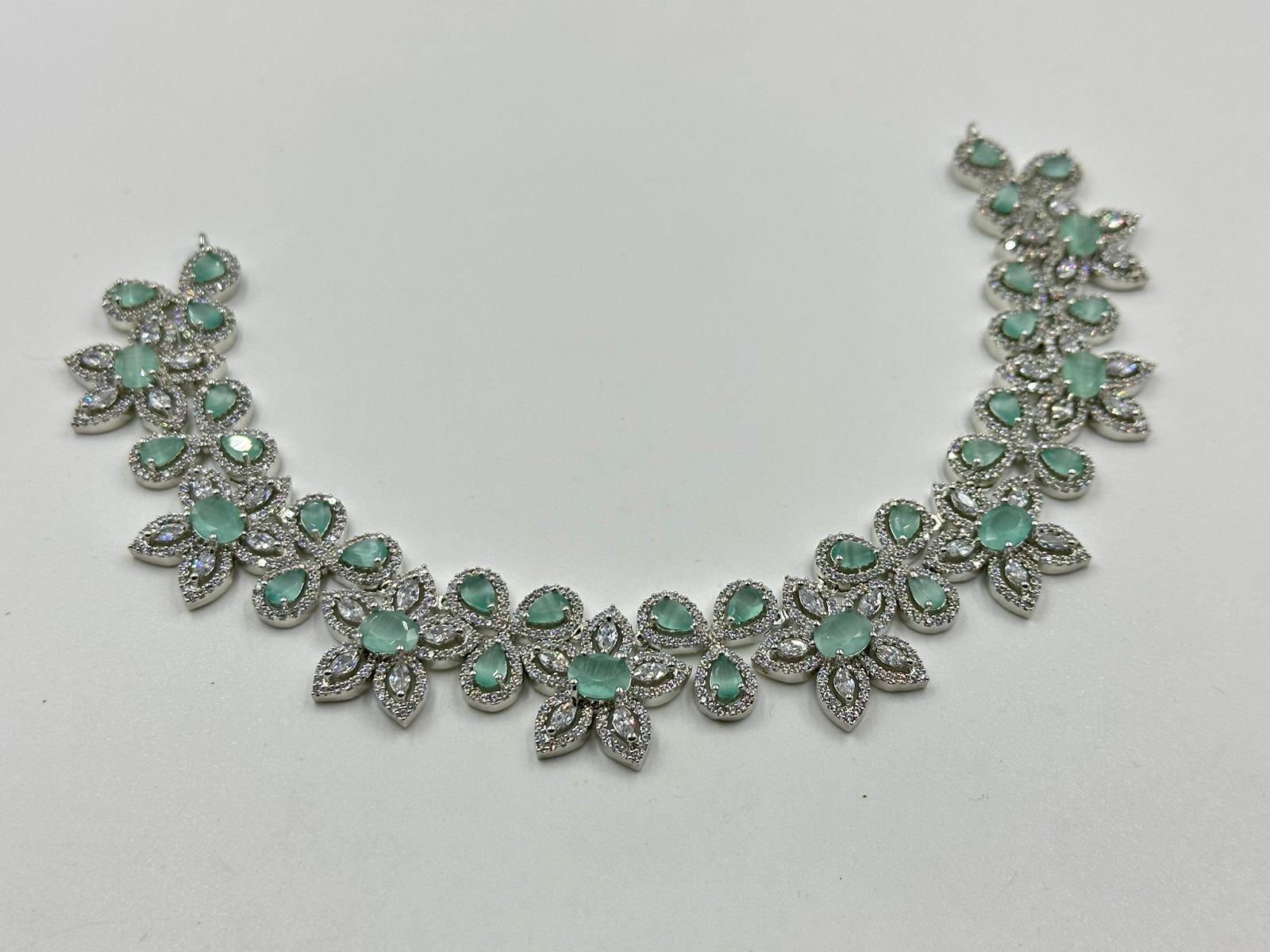 M E E R A Set in Mint