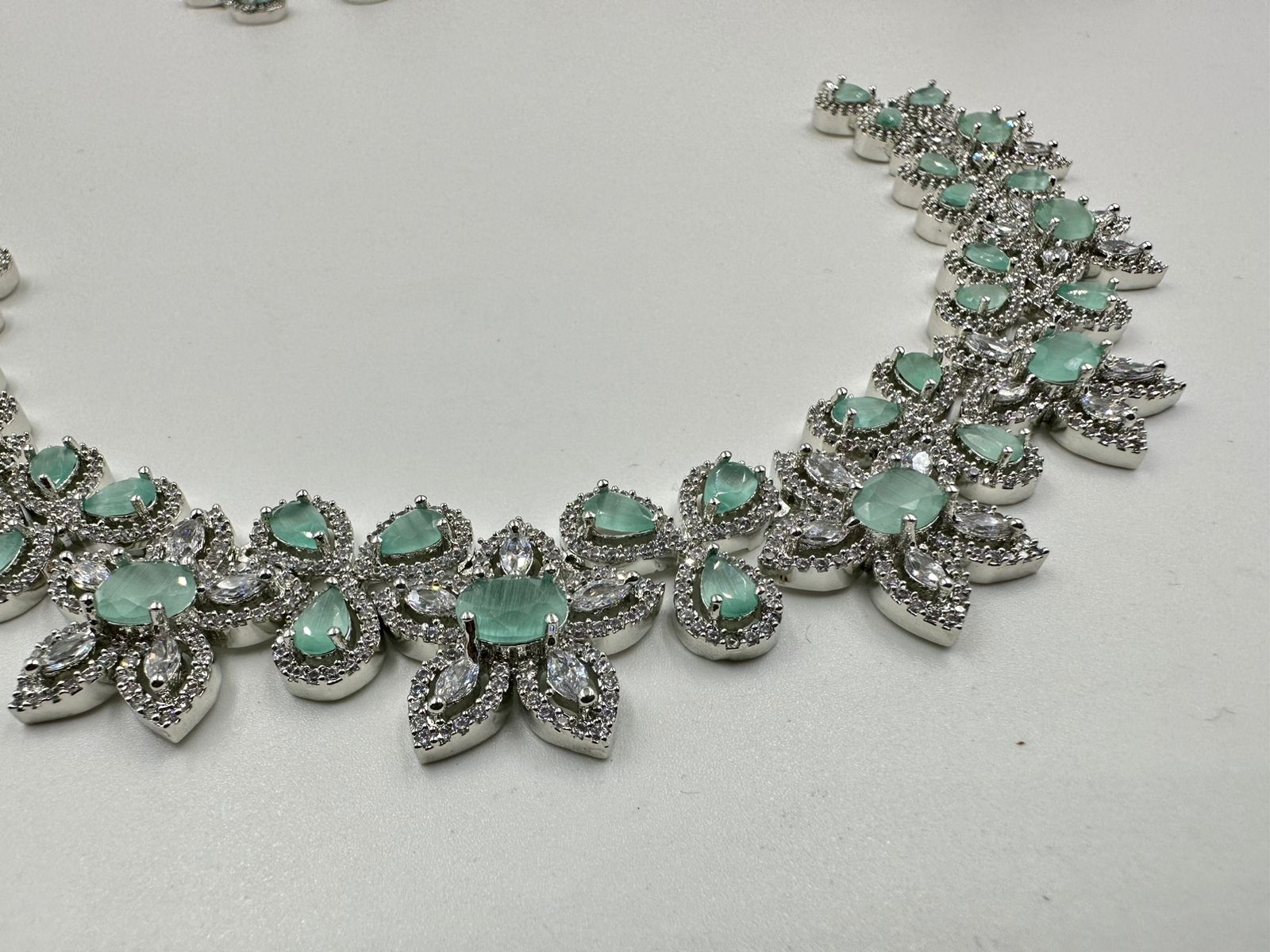 M E E R A Set in Mint