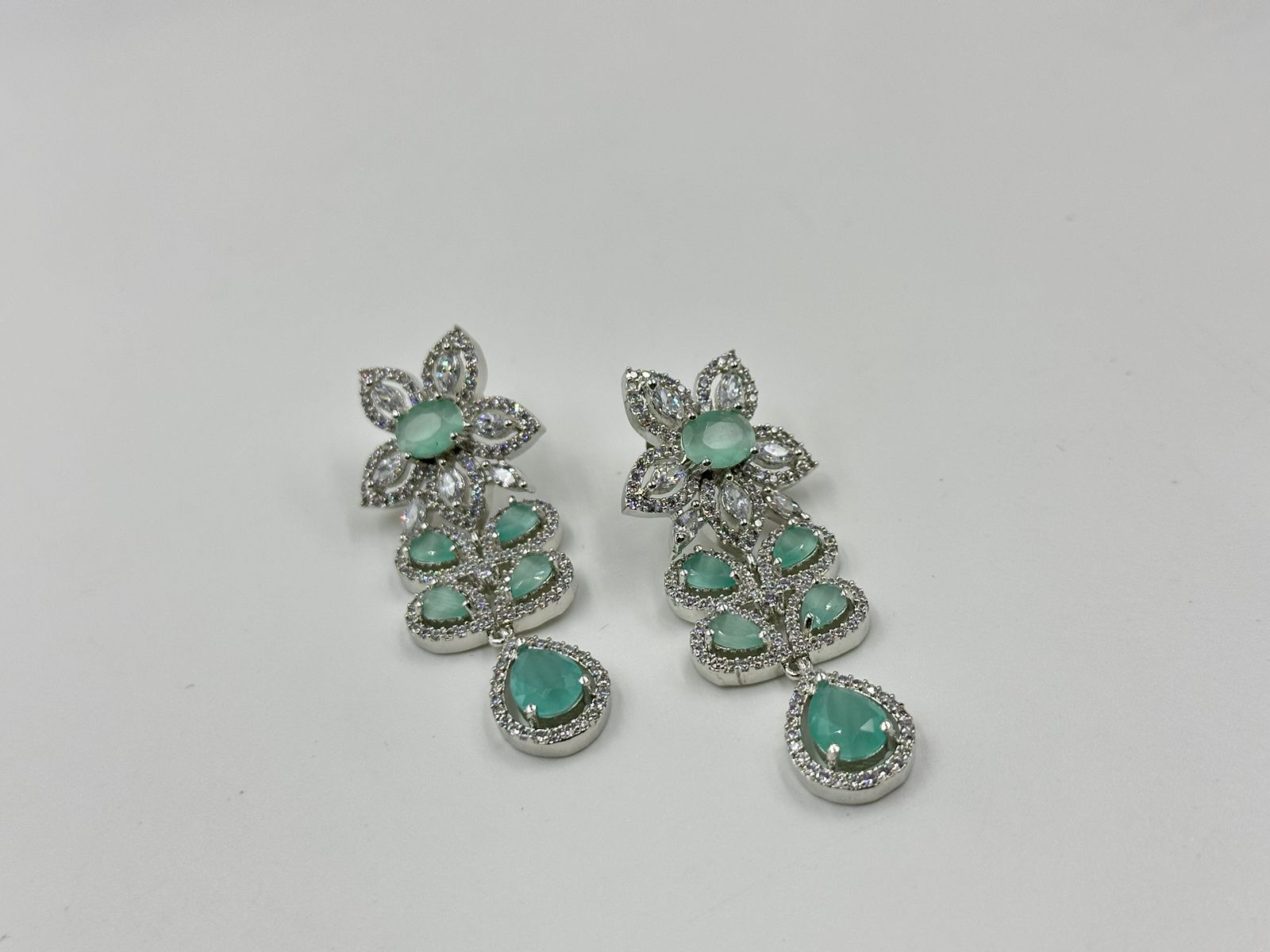 M E E R A Set in Mint