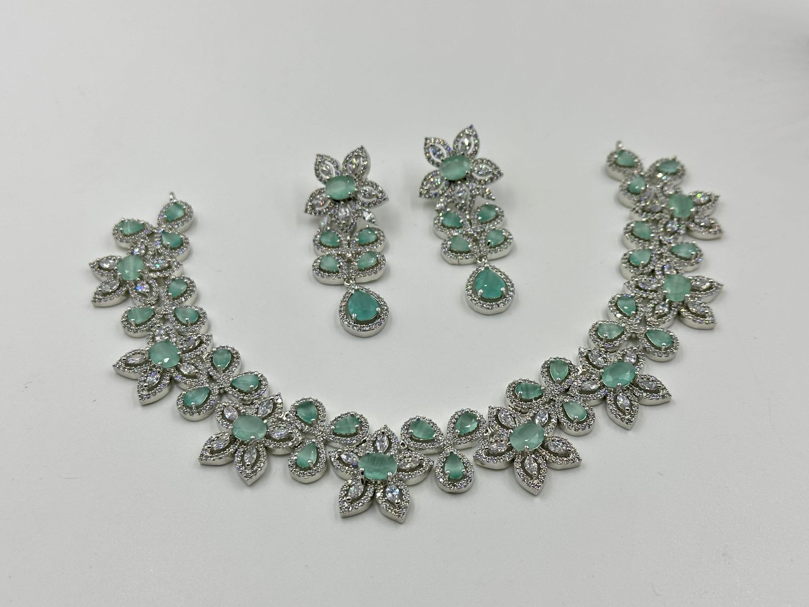 M E E R A Set in Mint